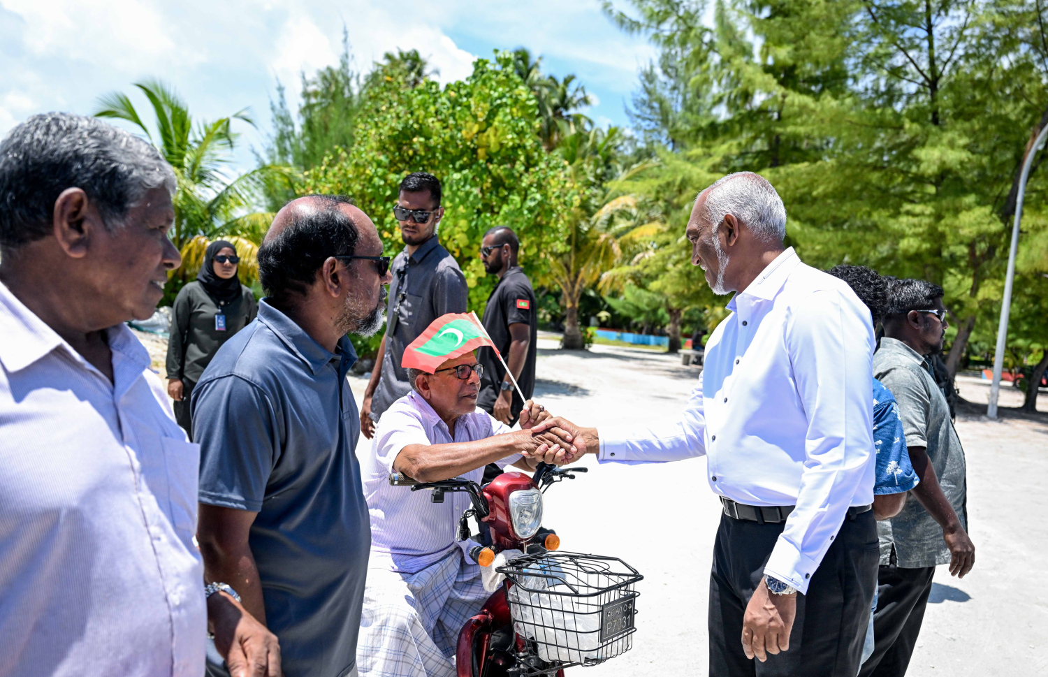 ރައީސް މުއިއްޒު މިއަދު ކިނބިދު އަށް ވަޑައިގެން އެ ރަށުގެ އުމުރުން ދުވަސްވީ މީހަކާ ވާހަކަފުޅު ދައްކަވަނީ.---ފޮޓޯ: ރައީސް އޮފީސް