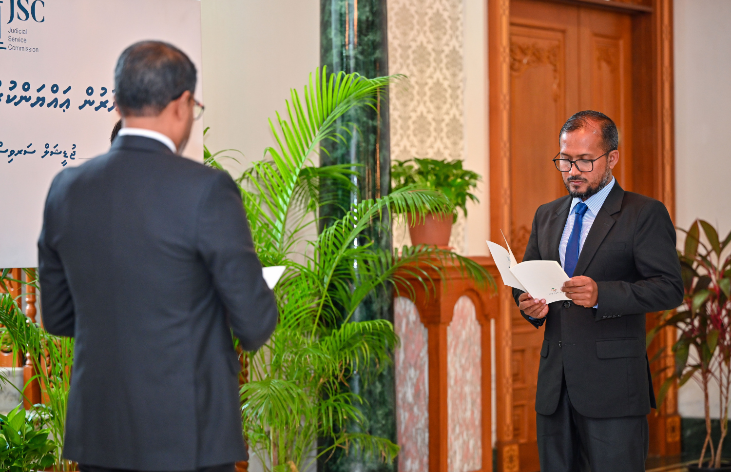 ހައި ކޯޓުގެ ފަނޑިޔާރުކަމުގެ ހުވާ އިސްގާޒީ މާހިރު ކުރައްވަނީ.---ފޮޓޯ: ފަޔާޒު މޫސާ| މިހާރު