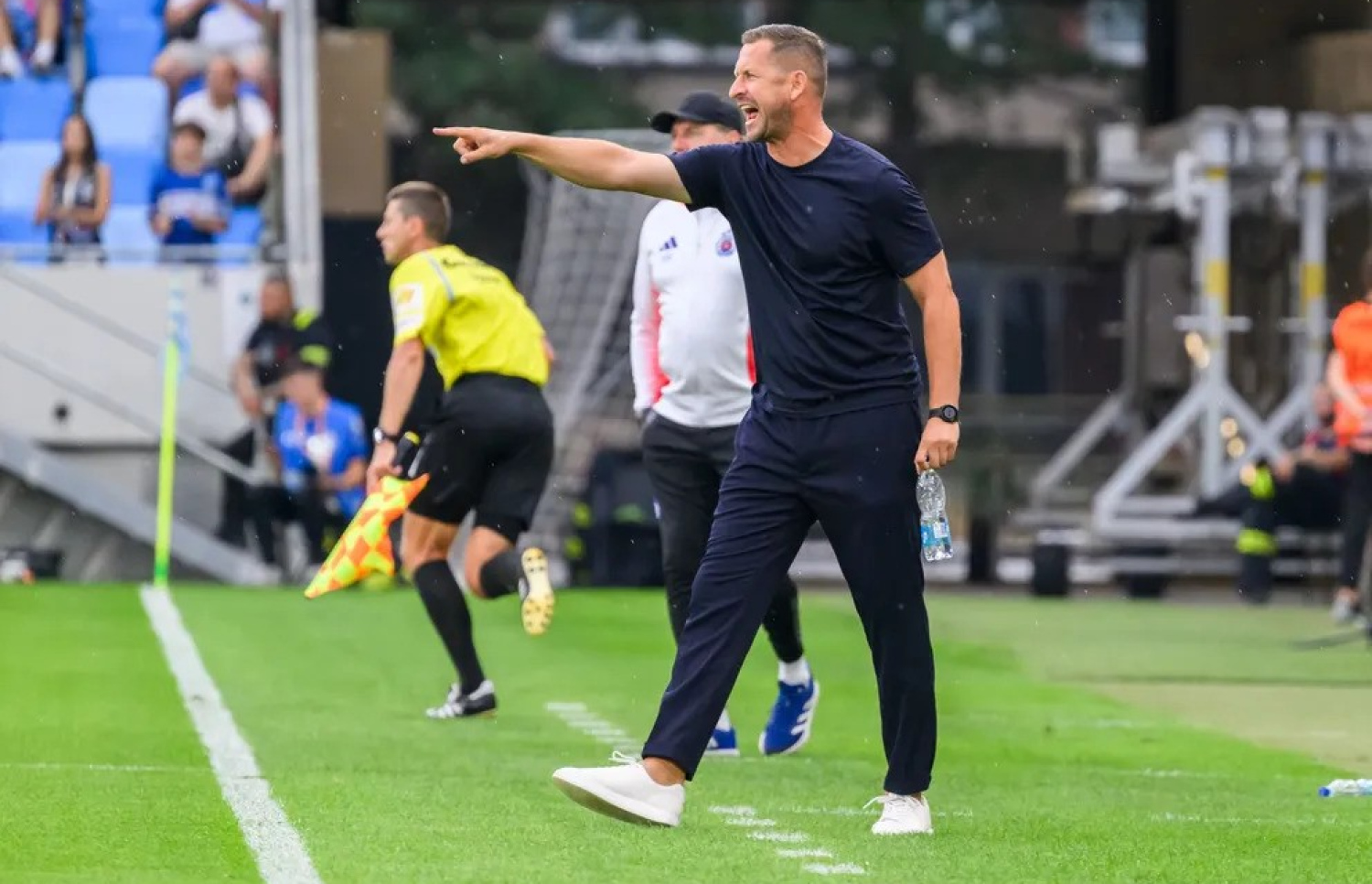 ވިކްޓަރީގެ ކޯޗު ކަމަށް ހަމަޖެއްސި ސްލޮވާކިއާގެ ކޯޗު ޖޯޖްލީ ގެރީ އެ ގައުމުގެ ލިގުގައި ކޮސިޝޭގައި މަސައްކަތް ކުރި އިރު  --- ފައިލް ޕޮޓޯ: ޓީއޭއެސްއާރް