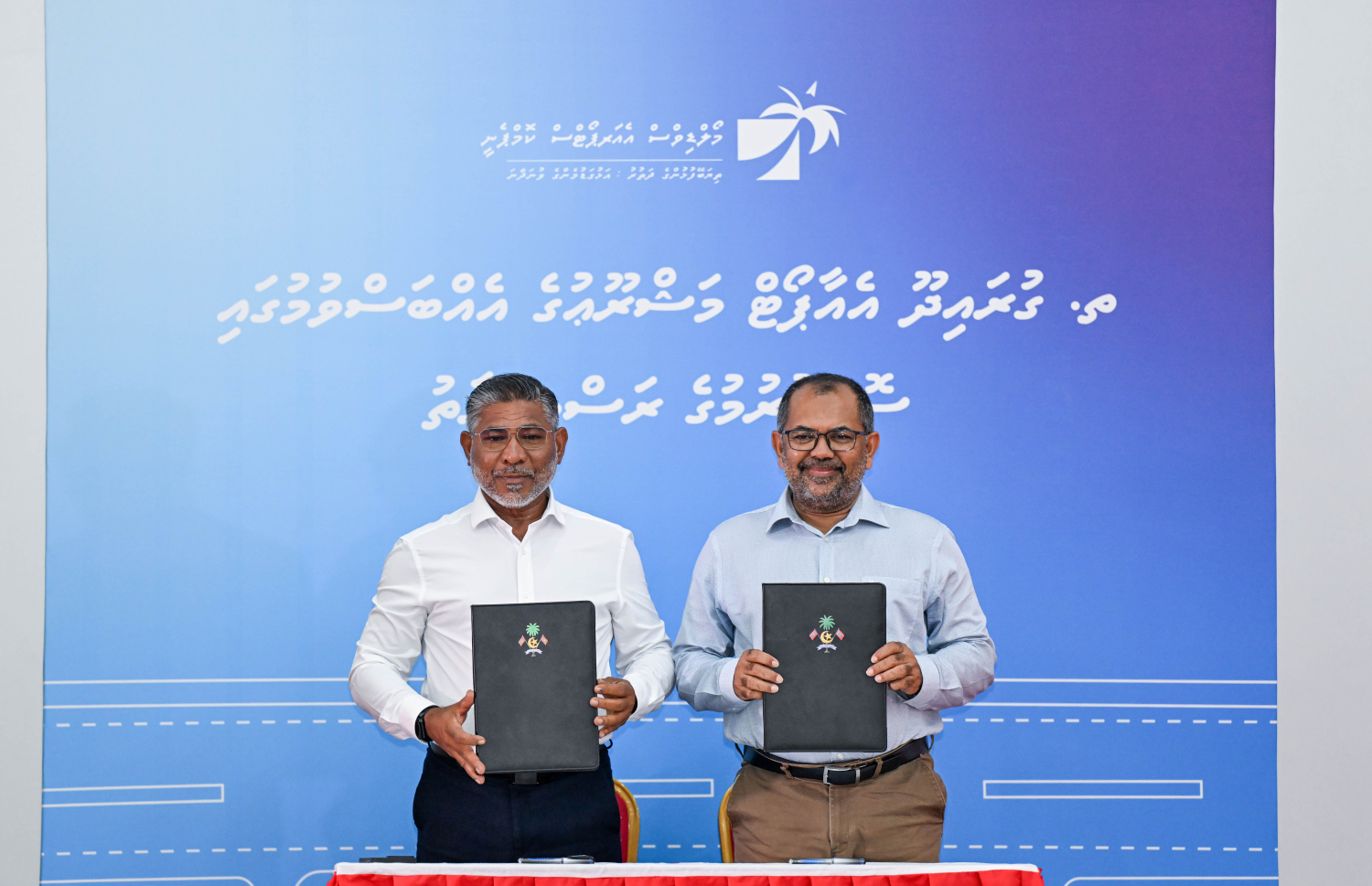 ތ. ގުރައިދޫގައި އެއާޕޯޓު އެޅުމުގެ އެއްބަސްވުމުގައި ފިނޭންސް މިނިސްޓަރު ޒަމީރާއި އެމްއޭސީއެލްގެ އެމްޑީ ޝަރީފު ރޭ ސޮއިކުރެއްވުމަށް ފަހު ފޮޓޯއަކަށް ހުއްޓިވަޑައިގެން.---ފޮޓޯ: ރައީސް އޮފީސް