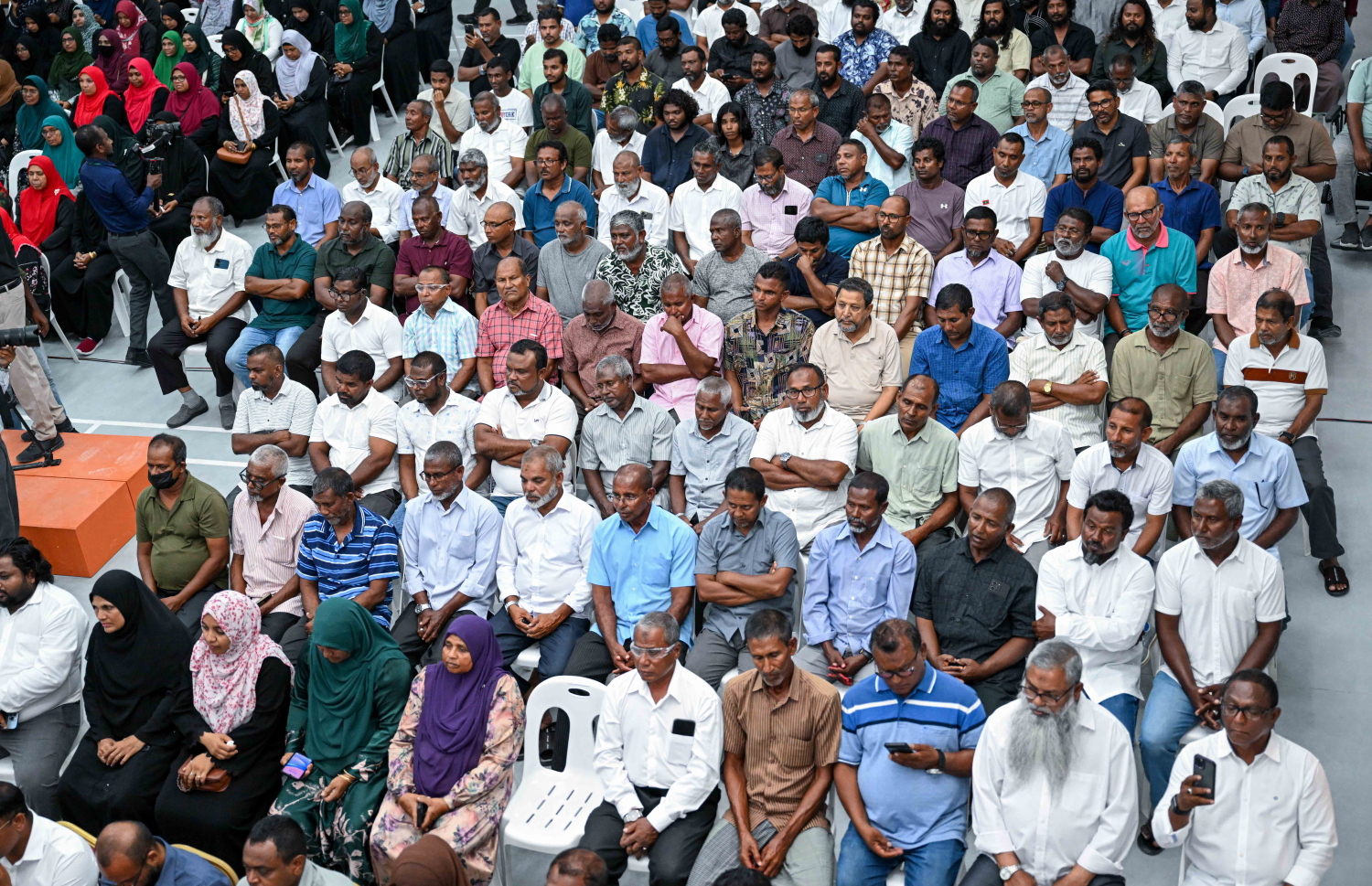 ރައީސް މުއިއްޒު ގުރައިދޫގެ ރައްޔިތުންނާ ބައްދަލުކުރައްވަން ރޭ ބޭއްވި ޖަލްސާ އަށް ހާޒިރުވި ބައެއް މީހުން.---ފޮޓޯ: ރައީސް އޮފީސް