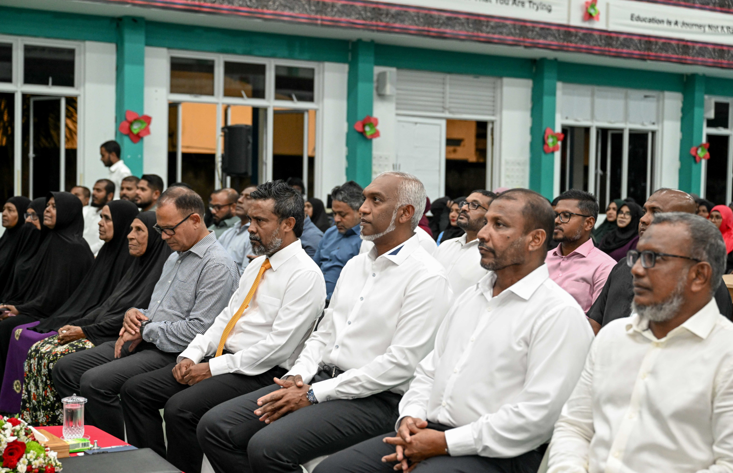 ރައީސް މުއިއްޒު ތިމަރަފުށީގެ ރައްޔިތުންނާ ބައްދަކުކުރައްވަން ރޭ ބޭއްވި ޖަލްސާގައި ބައިވެރިވެވަޑައިގަންނަވަނީ.---ފޮޓޯ: ރައީސް އޮފީސް