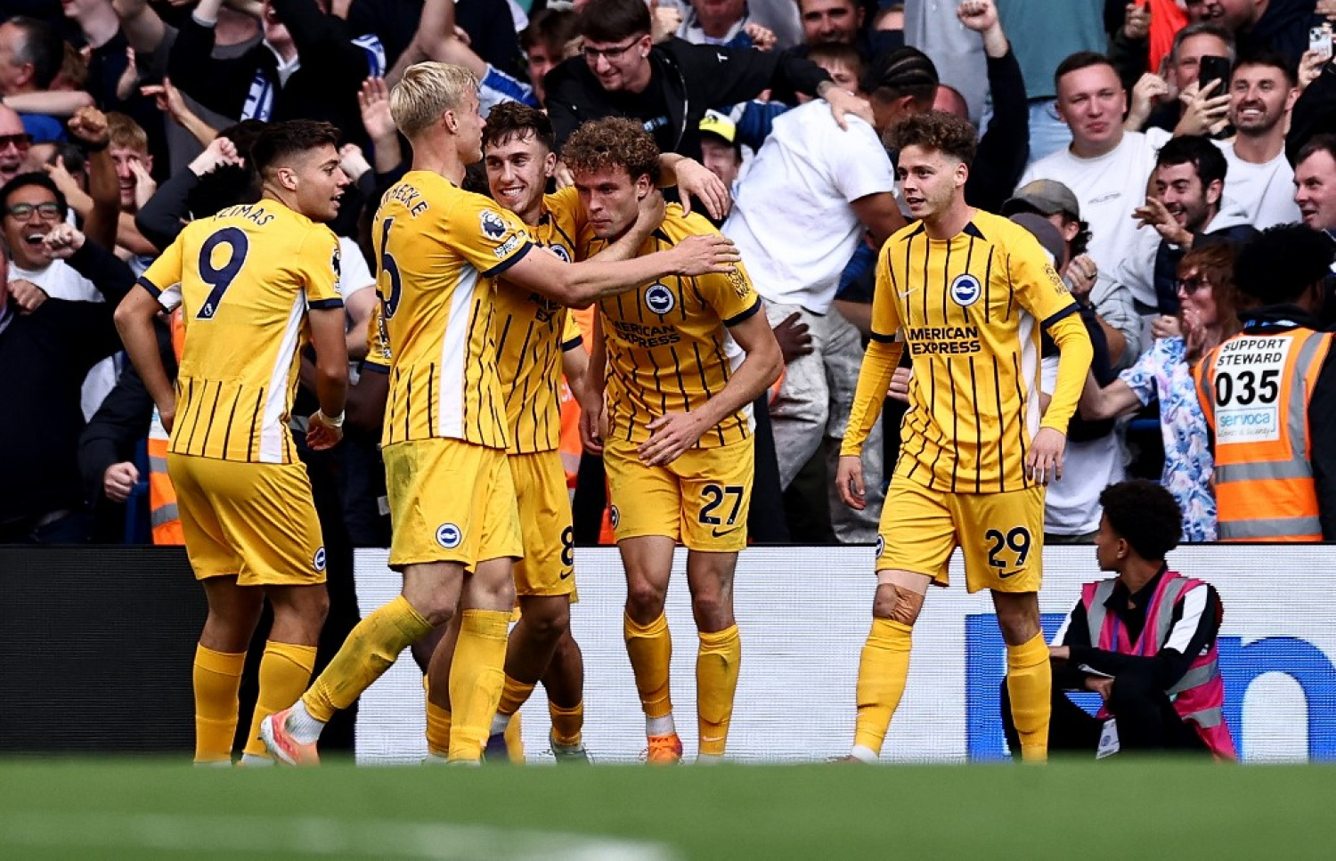 ބްރައިޓަން ލީޑު ނެގި ގޯލު ޖެހުމަށް ފަހު ކުޅުންތެރިން އުފާފާޅު ކުރަނީ.-- ފޮޓޯ: އޭއެފްޕީ