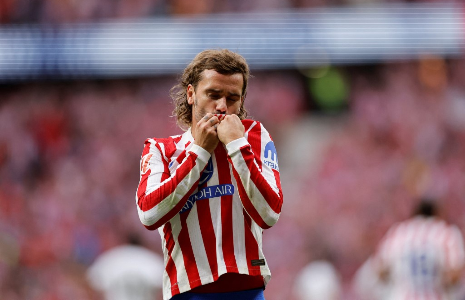 ގްރީޒްމަން ގޯލު ޖެހުމަށް ފަހު އެތުލެޓިކޯގެ ބެޖަށް ބޮސް ދެނީ.-- ފޮޓޯ: އޭއެފްޕީ