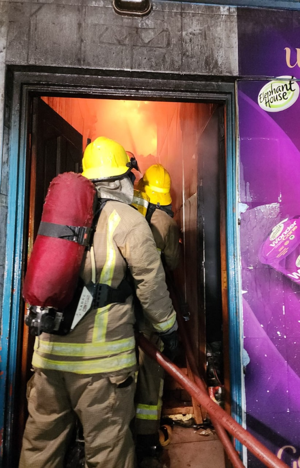 ލިލީ ފިހާރާގައި ރޯވި އަލިފާން ނިއްވުމުގެ މަސައްކަތް ސިފައިން ކުރަނީ. -- ފޮޓޯ: އެމްއެންޑީއެފް