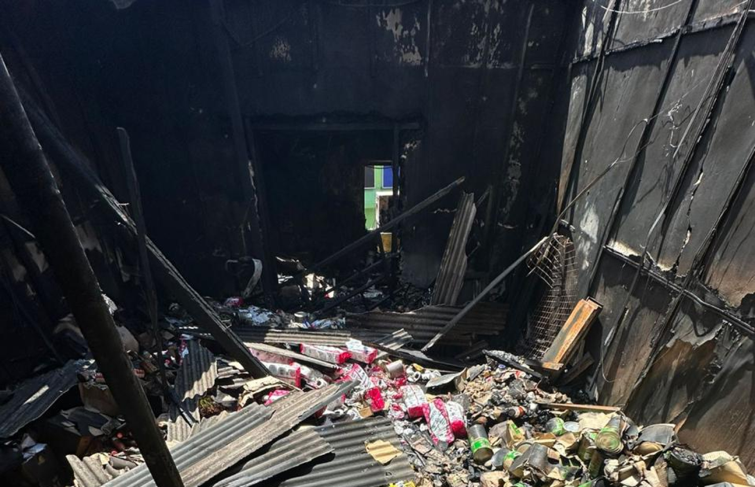 ލިލީ އިންޓަނޭޝަނަލްގެ ސަޕްލައި ފިހާރައިގައި އަލިފާން ރޯވެ ބޭނުން ނުކުރެވޭ ވަރަށް އަނދާފައި. ފޮޓޯ: ލިލީ އިންޓަނޭޝަނަލް