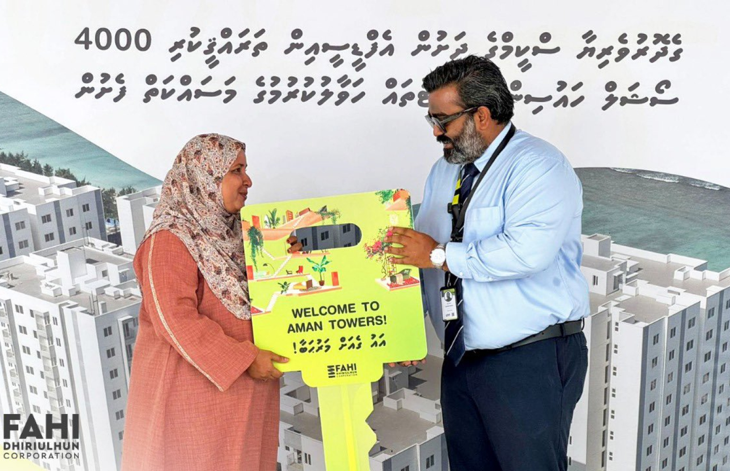 ފްލެޓުގެ ތަޅުދަނޑި ހަވާލުކުރަން ފެށި ރަސްމިއްޔާތުގައި ފްލެޓް ލިބުނު މީހަކަށް އެފްޑީސީގެ މެނޭޖިން ޑިރެކްޓަރު ހަމްދާން ޝަކީލް ތަޅުދަނޑި ހަވާލުކުރުން.-- ފޮޓޯ: އެފްޑީސީ