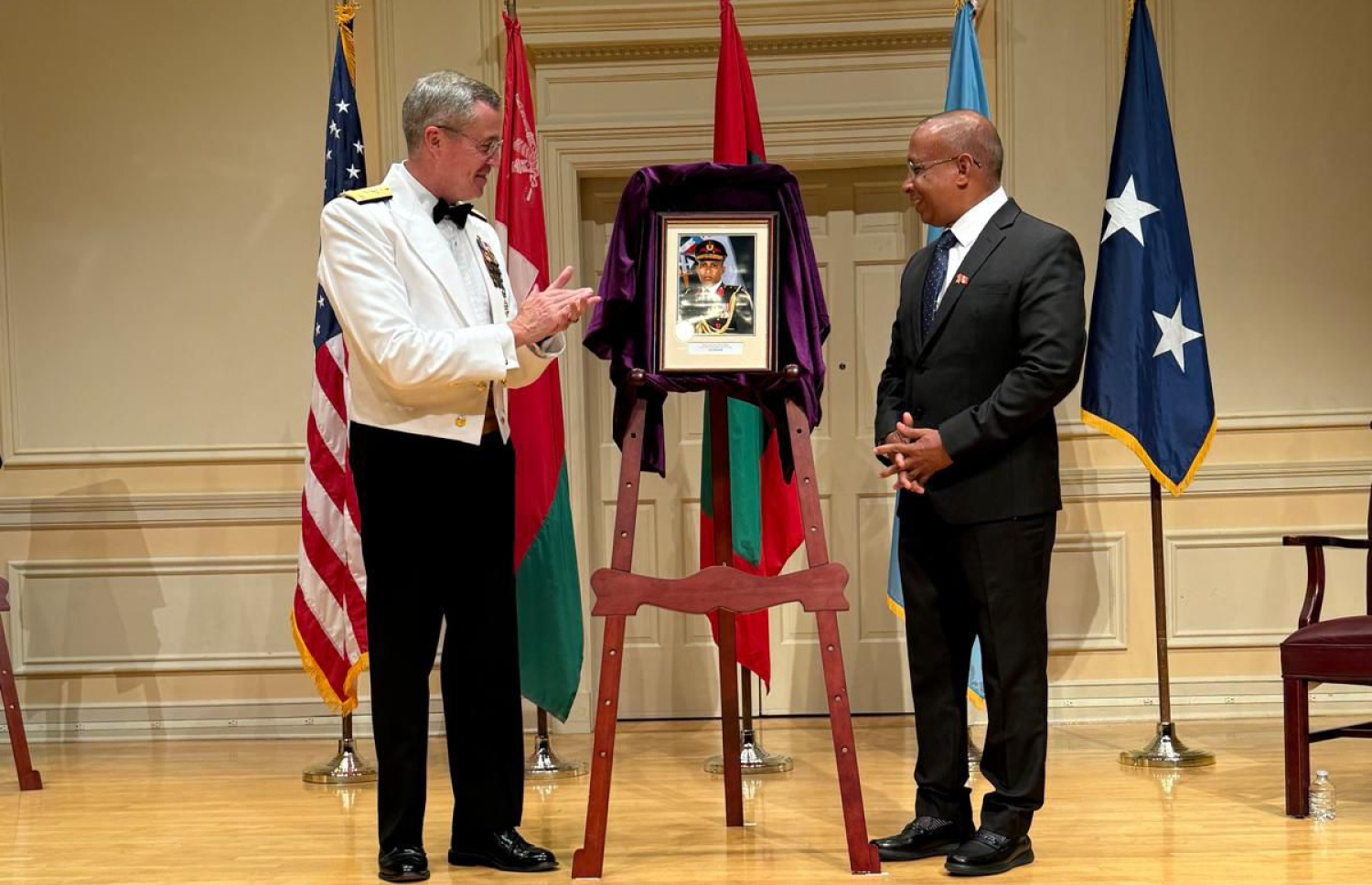 އިންޓަނޭޝަނަލް ފެލޯސް ހޯލް އޮފް ފޭމް އެވޯޑު ރައީސް އޮފީހުގެ ޑެޕިއުޓީ އެޑްވައިޒަރު ހާމިދު ޝަފީގު (ކ) ބައިވެރިވެ ވަޑައިގަންނަވަނީ.