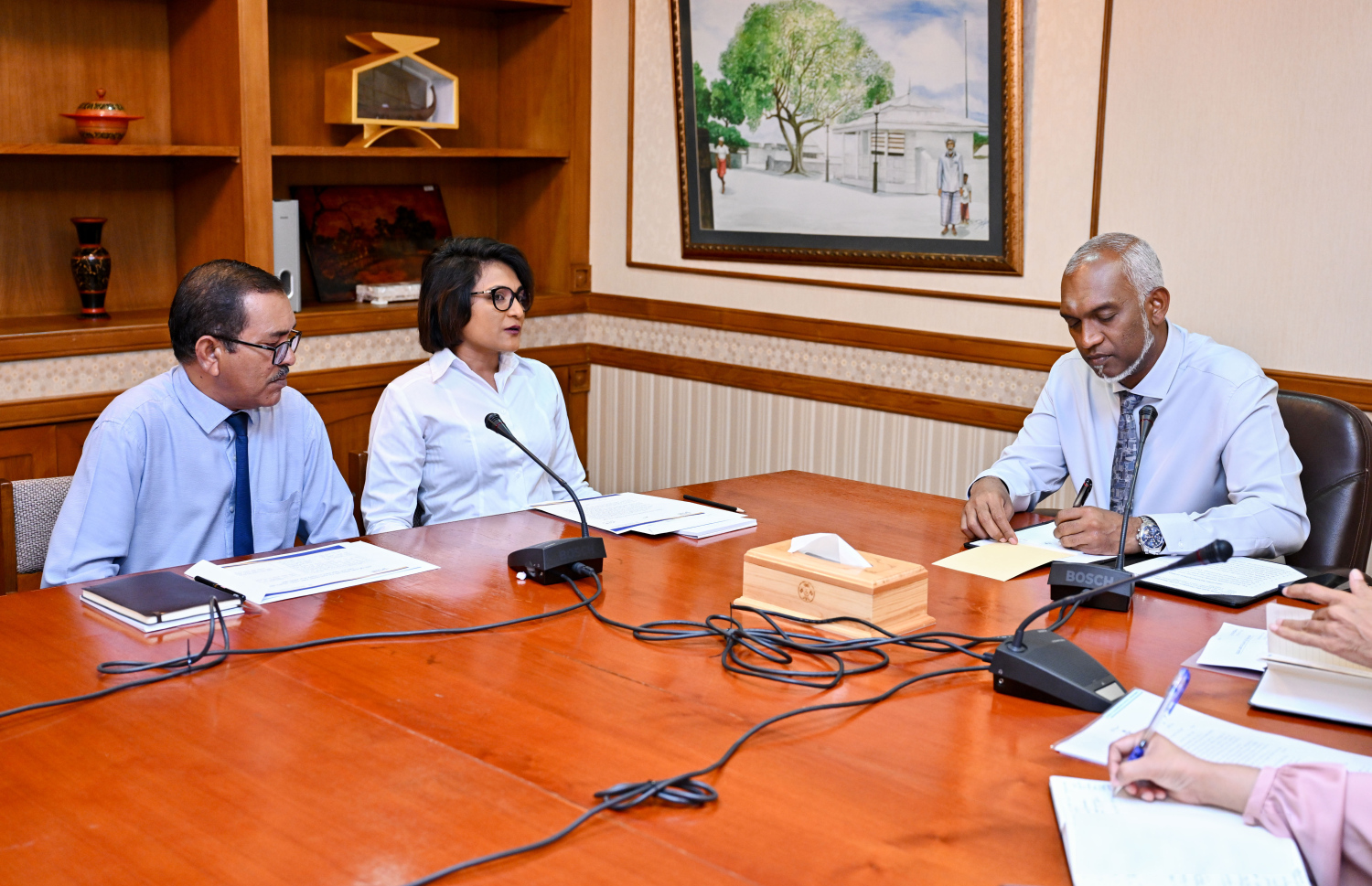 ރައީސް މުއިއްޒު މަސްވެރިންނާއި ކެޔޮޅުންނާ މިއަދު ބައްދަލުކުރައްވަނީ.---ފޮޓޯ: ރައީސް އޮފީސް