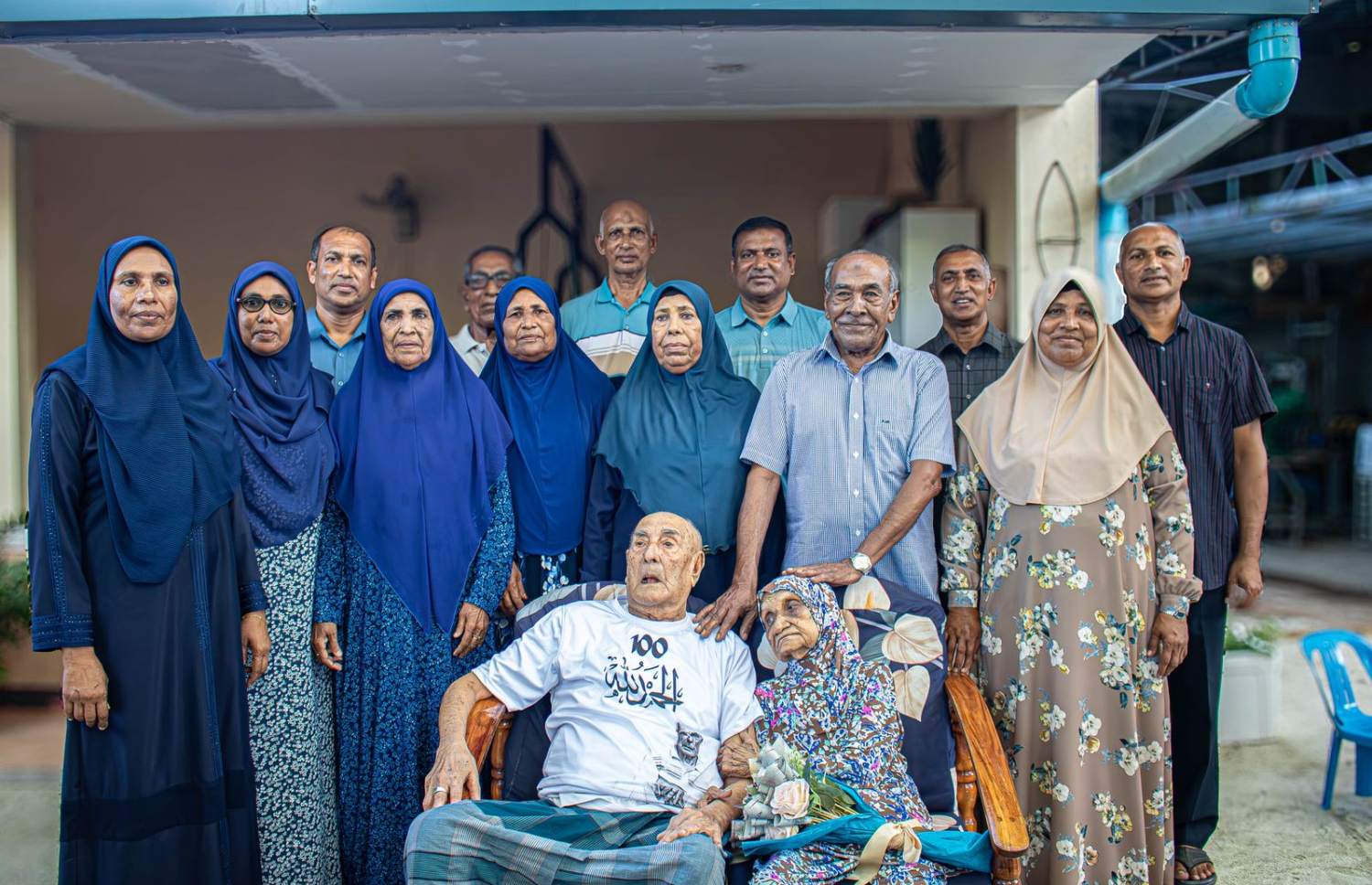 ފ. ނިލަންދޫ ކަތީބުދޮންބެގެ އޭނާގެ ދަރިންނާ އެކު.