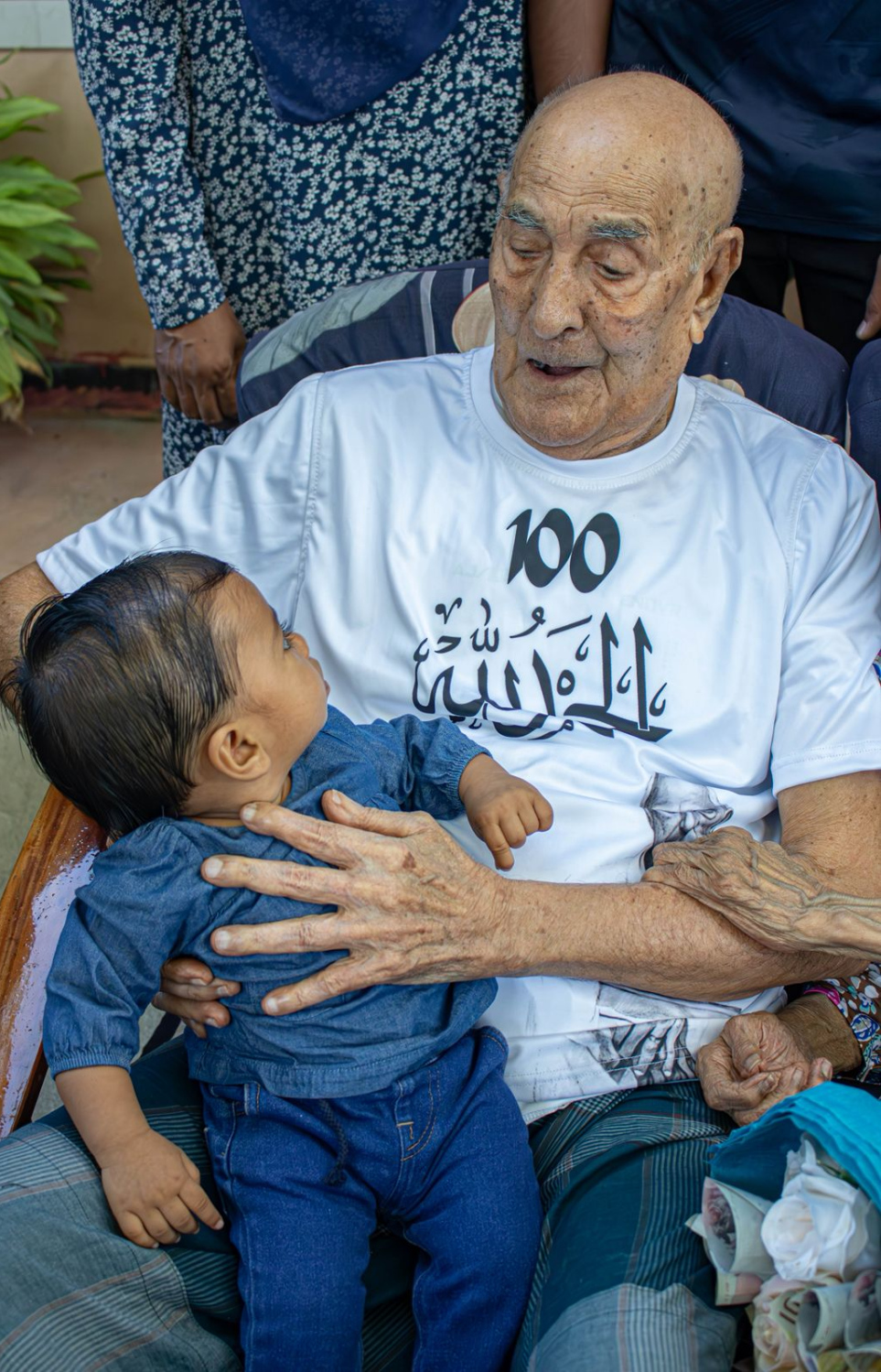 ކަތީބުދޮންބެގެ ކާފަ ދަރިފުޅަކާއެކު.