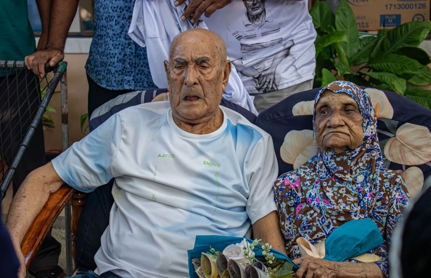 ކަތީބުދޮންބެގެ ދެމަފިރިން ފޮޓޯއަކަށް ހުއްޓިގެން.