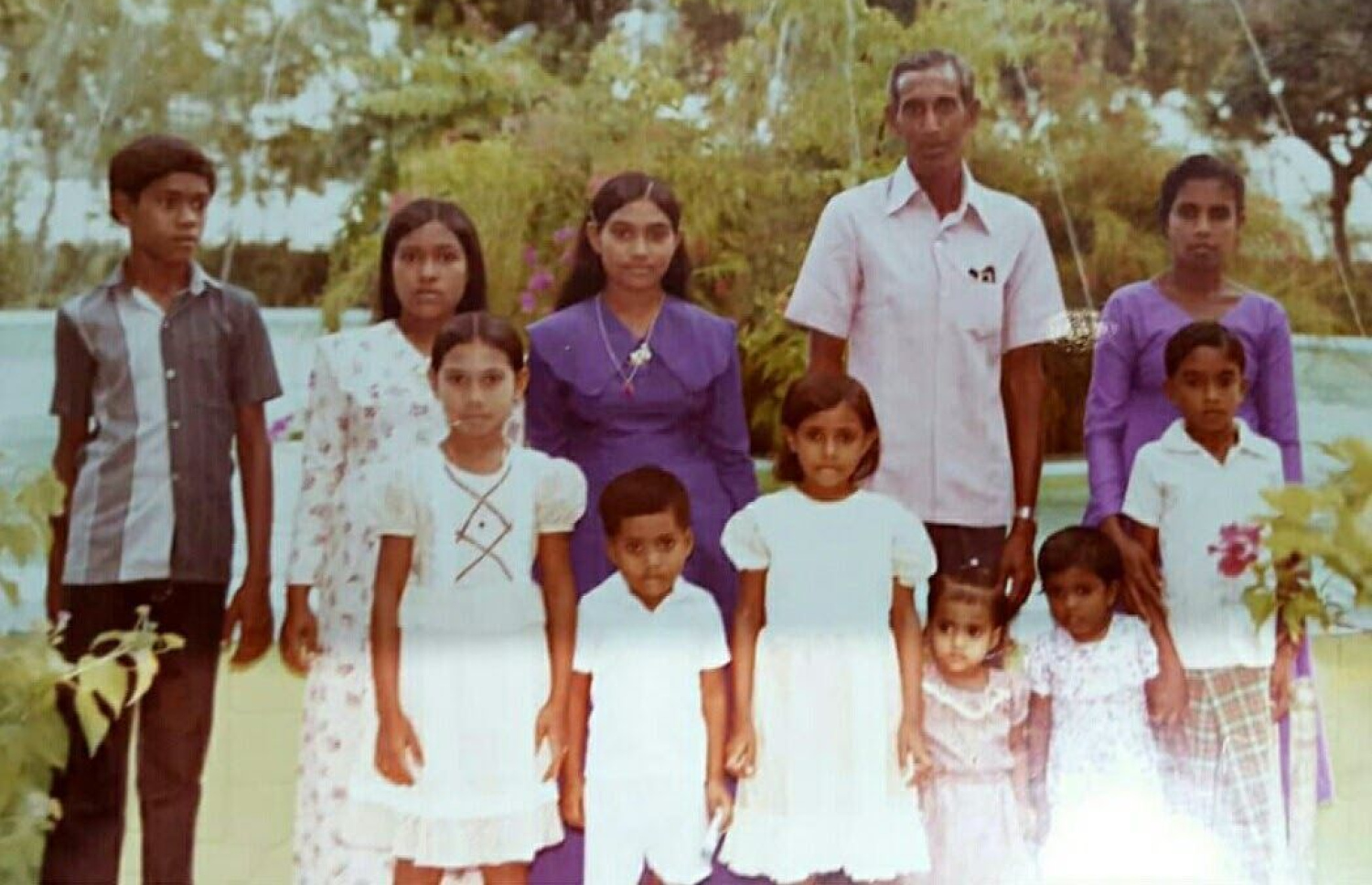 ކަތީބުދޮންބެގެ ބައެއް ދަރިންނާ އެކު އޭނާ ފޮޓޯއަކަށް ހުއްޓިގެން.