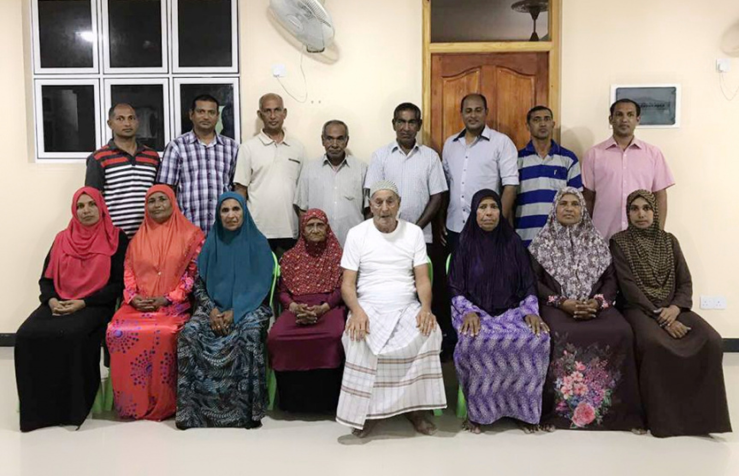 ނިލަންދޫ ކަތީބު ދޮންބެ އާއި އަންހެނުން ހާމިދާ އާއި ތިން ބަނޑަށް ލިބުނު 14 ދަރިންނާއެކު.