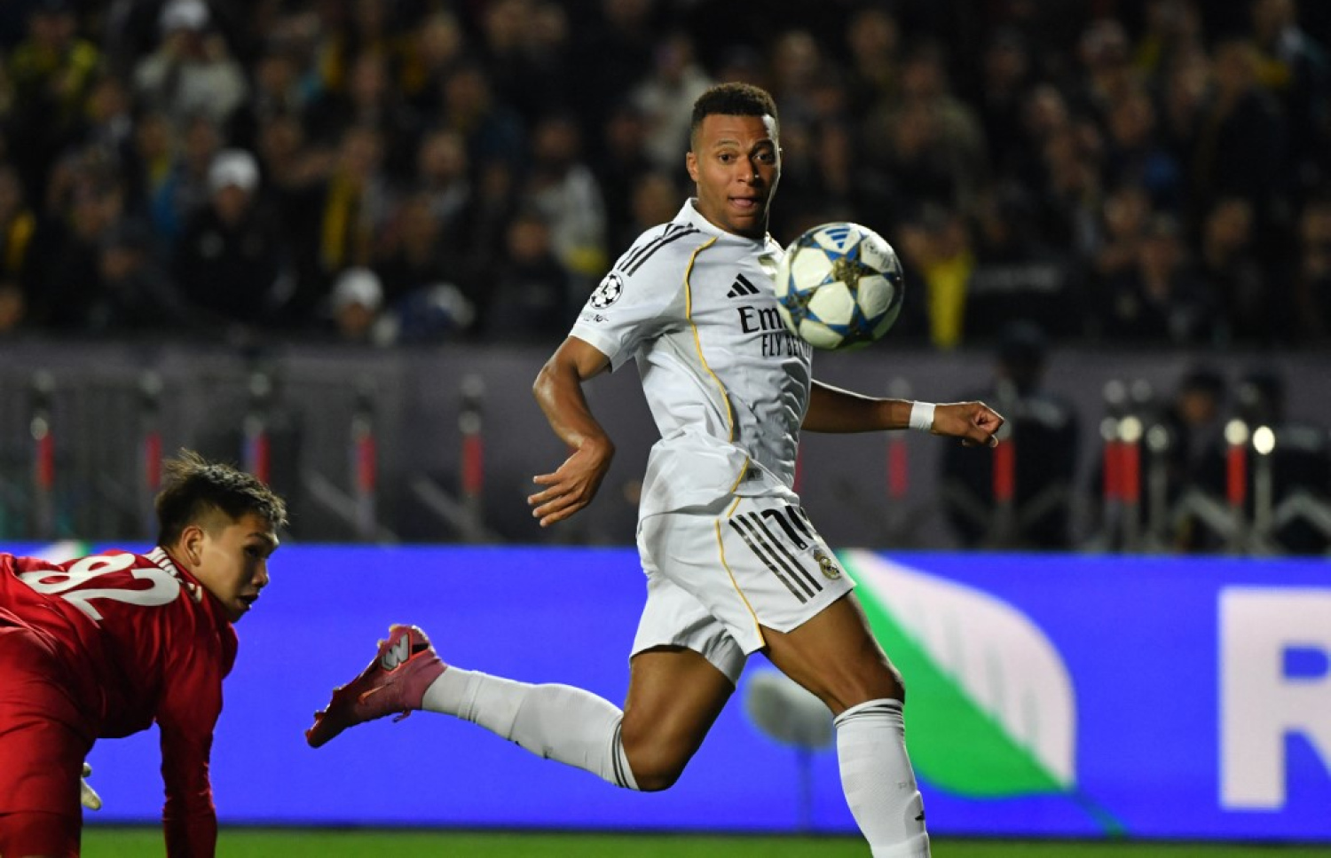 އެމްބާޕޭ ރޭގެ މެޗުގައި ގޯލެއް ޖަހަނީ.-- ފޮޓޯ: އޭއެފްޕީ