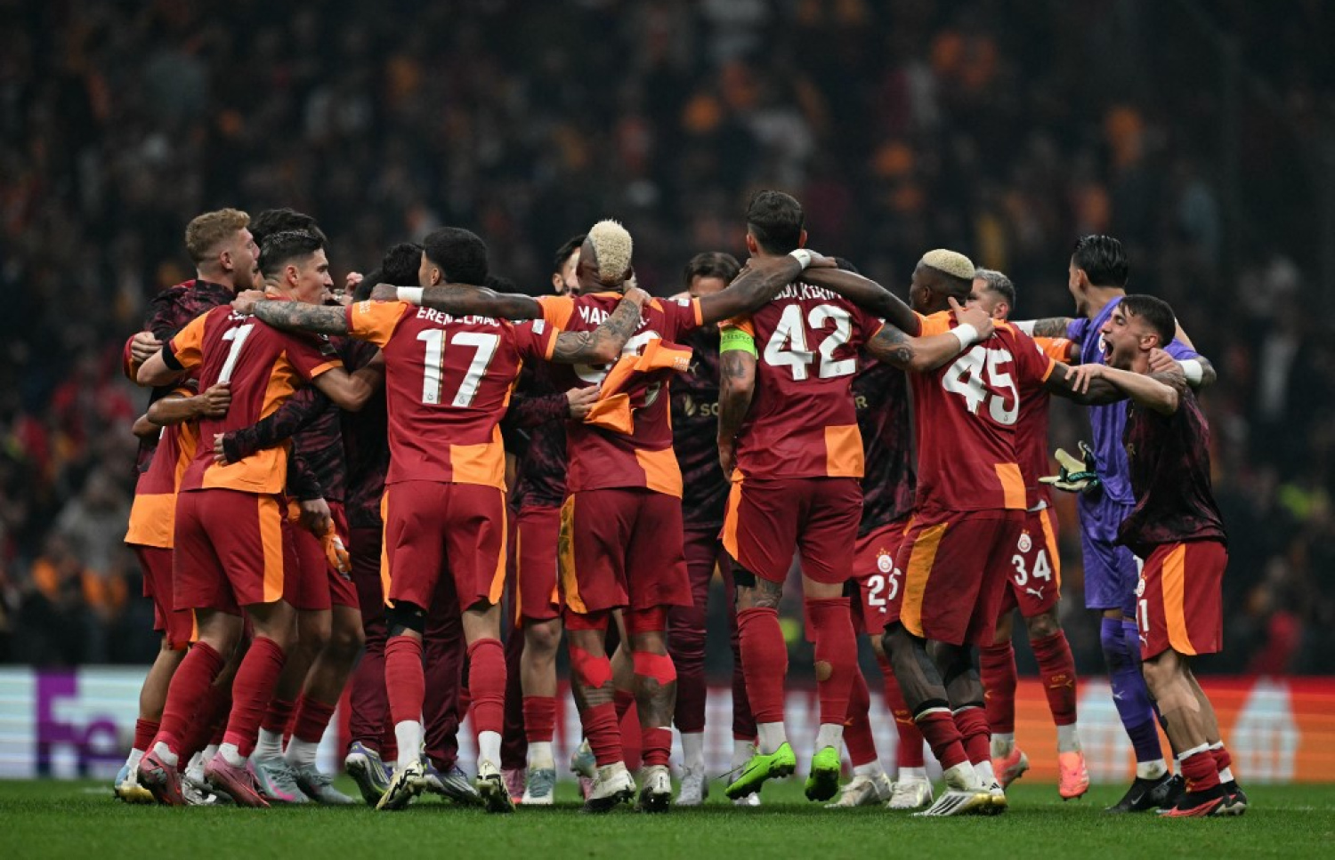 ގަލަތަސަރާއީގެ ކުޅުންތެރިން މޮޅުވުމުން އުފާފާޅުކުރަނީ.-- ފޮޓޯ: އޭއެފްޕީ