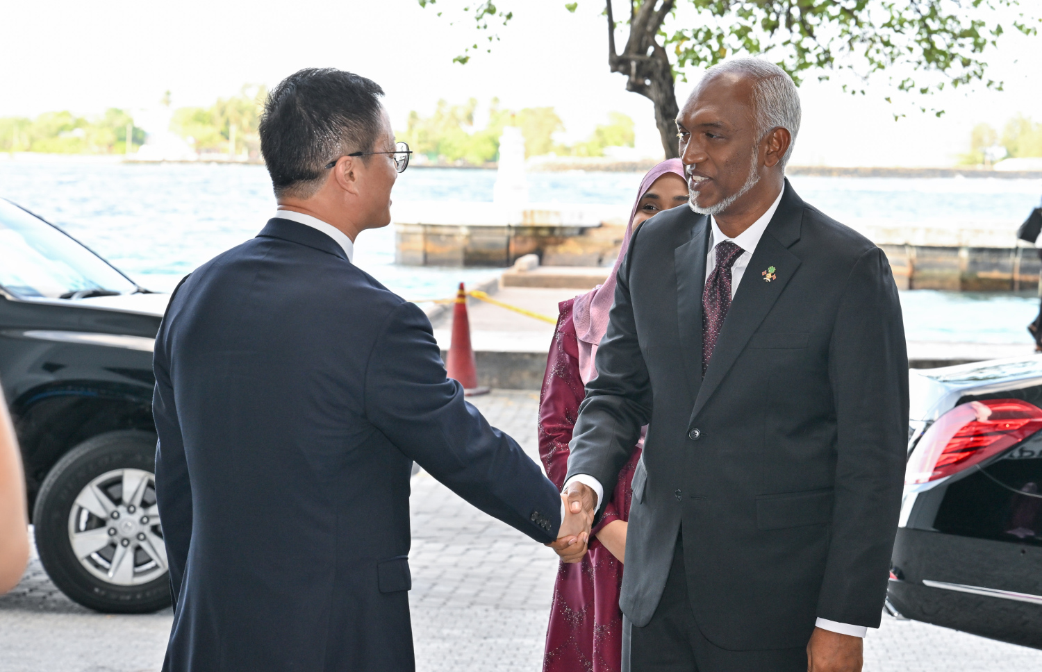 ޗައިނާގެ 79 ވަނަ ގައުމީ ދުވަސް ފާހަގަކުރަން ބޭއްވި ރަސްމިއްޔާތަށް ރައީސް މުއިއްޒު ވަޑައިގަތުމުން ޗައިނާ ސަފީރު ކޮންގް ޝިއަންވާ ރައީސަށް މަރުހަބާ ދަންނަވަނީ --- ފޮޓޯ: ރައީސް އޮފީސް