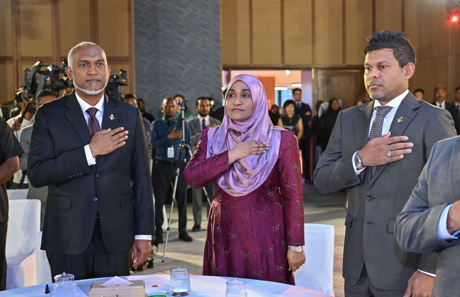 ޗައިނާގެ 79 ވަނަ ގައުމީ ދުވަސް ފާހަގަކުރަން ބޭއްވި ޖަލްސާގައި ރައީސް މުއިއްޒުގެ ދެކަނބަލުންނާއި ނައިބު ރައީސް ހުސެއިން މުހައްމަދު ލަތީފް ބައިވެރިވެ ވަޑައިގަންނަވަނީ -- ފޮޓޯ: ރައީސް އޮފީސް