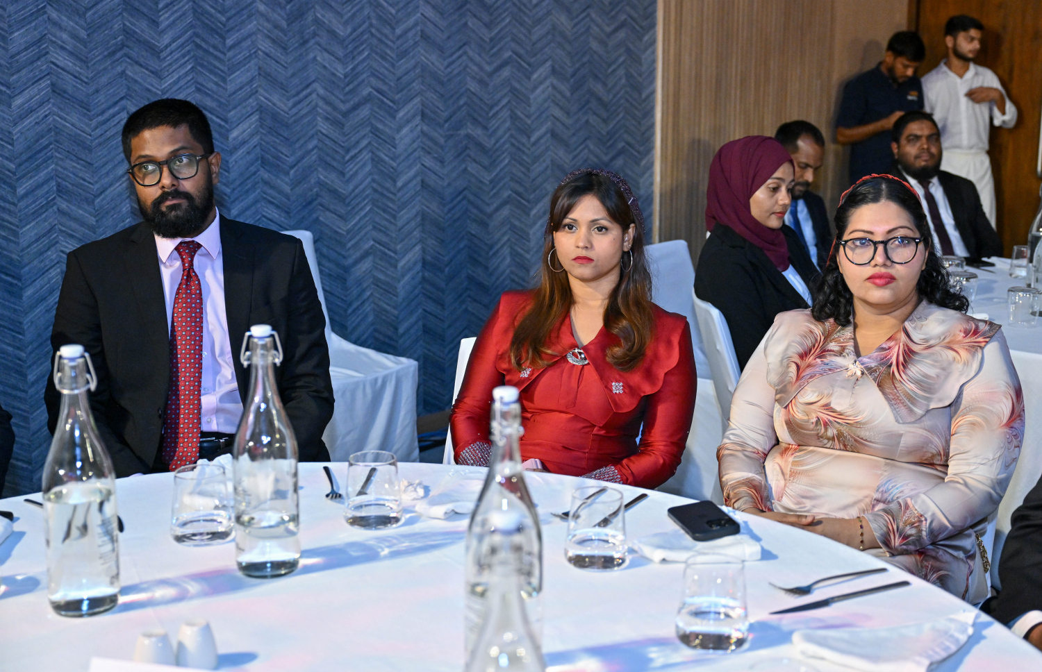 ޗައިނާ ގައުމީ ދުވަސް ފާހަގަކުރަން ބޭއްވި ޖަލްސާގައި ބައިވެރިވެވަޑައިގެންނެވި ބައެއް ބޭފުޅުން.- ފޮޓޯ: ރައީސް އޮފީސް