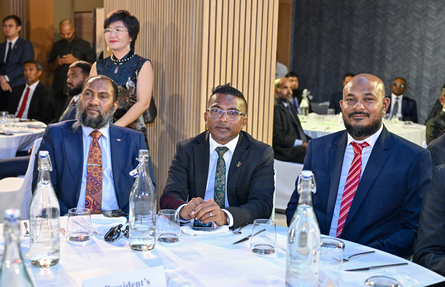 ޗައިނާ ގައުމީ ދުވަސް ފާހަގަކުރަން ބޭއްވި ޖަލްސާގައި ޕީއެންސީގެ ބައެއް މަޖިލިސް މެމްބަރުން ބައިވެރިވަނީ .- ފޮޓޯ: ރައީސް އޮފީސް