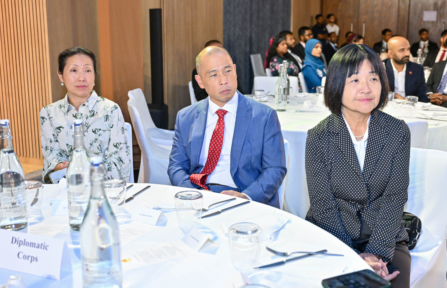 ޗައިނާގެ 79 ވަނަ ގައުމީ ދުވަސް ފާހަގަކުރަން ބޭއްވި ރަސްމިއްޔާތުގައި ރާއްޖޭގައި ތިއްބަވާ ބައެއް ބޭރު ގައުމުތަކުގެ ބައެއް ސަފީރުން ބައިވެރިވެވަޑައިގަންނަވަނީ.--- ފޮޓޯ: ރައީސް އޮފީސް