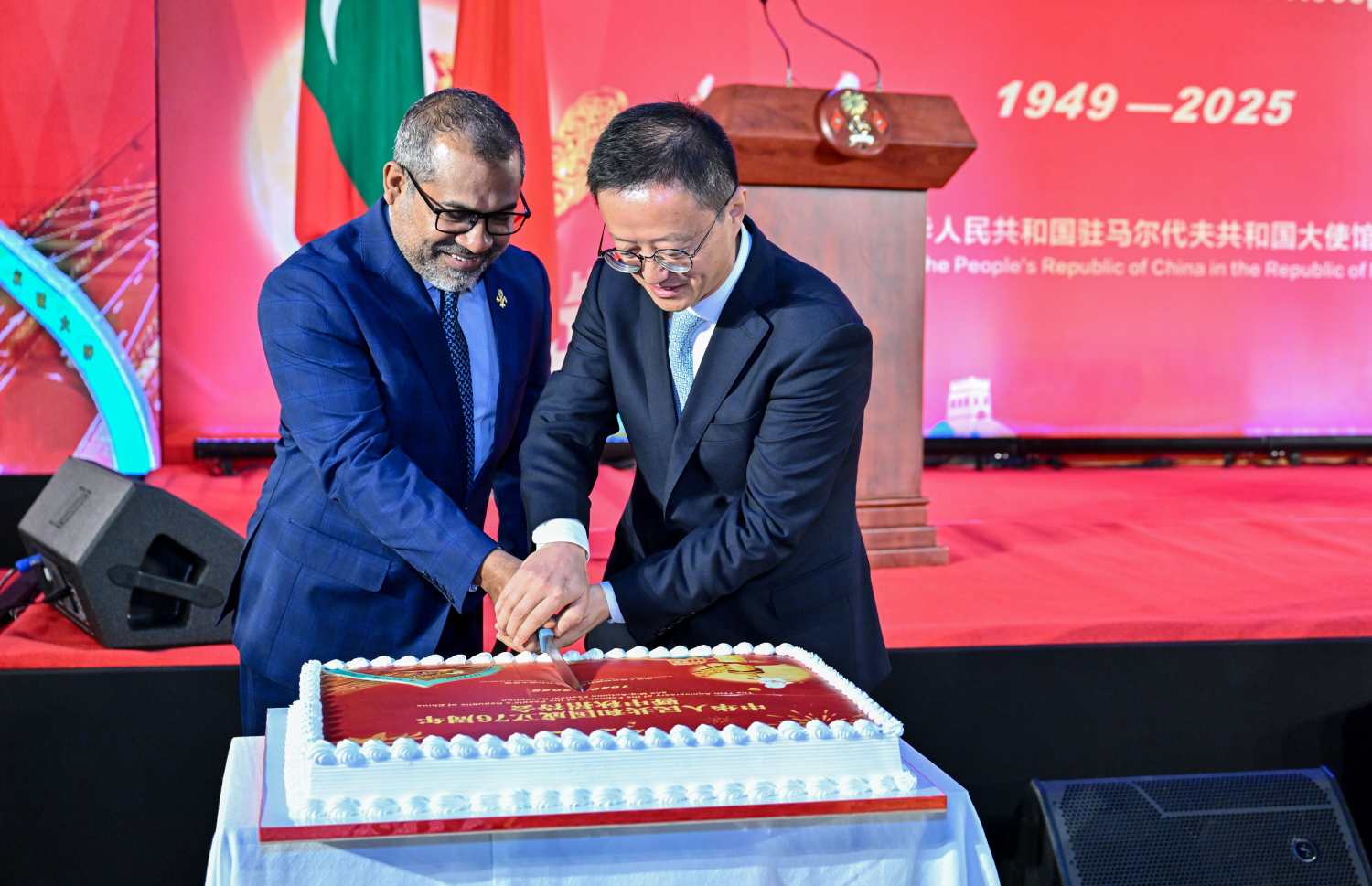 ޗައިނާގެ 79 ވަނަ ގައުމީ ދުވަސް ފާހަގަކުރަން ބޭއްވި ޖަލްސާގައި ދުވާހާ ގުޅޭ ކޭކް ފޮރިން މިނިސްޓަރު ޑރ އަބްދުﷲ ހަލީލް އާ ޗައިނާ ސަފީރު ކޮންގް ޝިއަންވާ ފަޅުއްވަނީ -- ފޮޓޯ: ރައީސް އޮފީސް