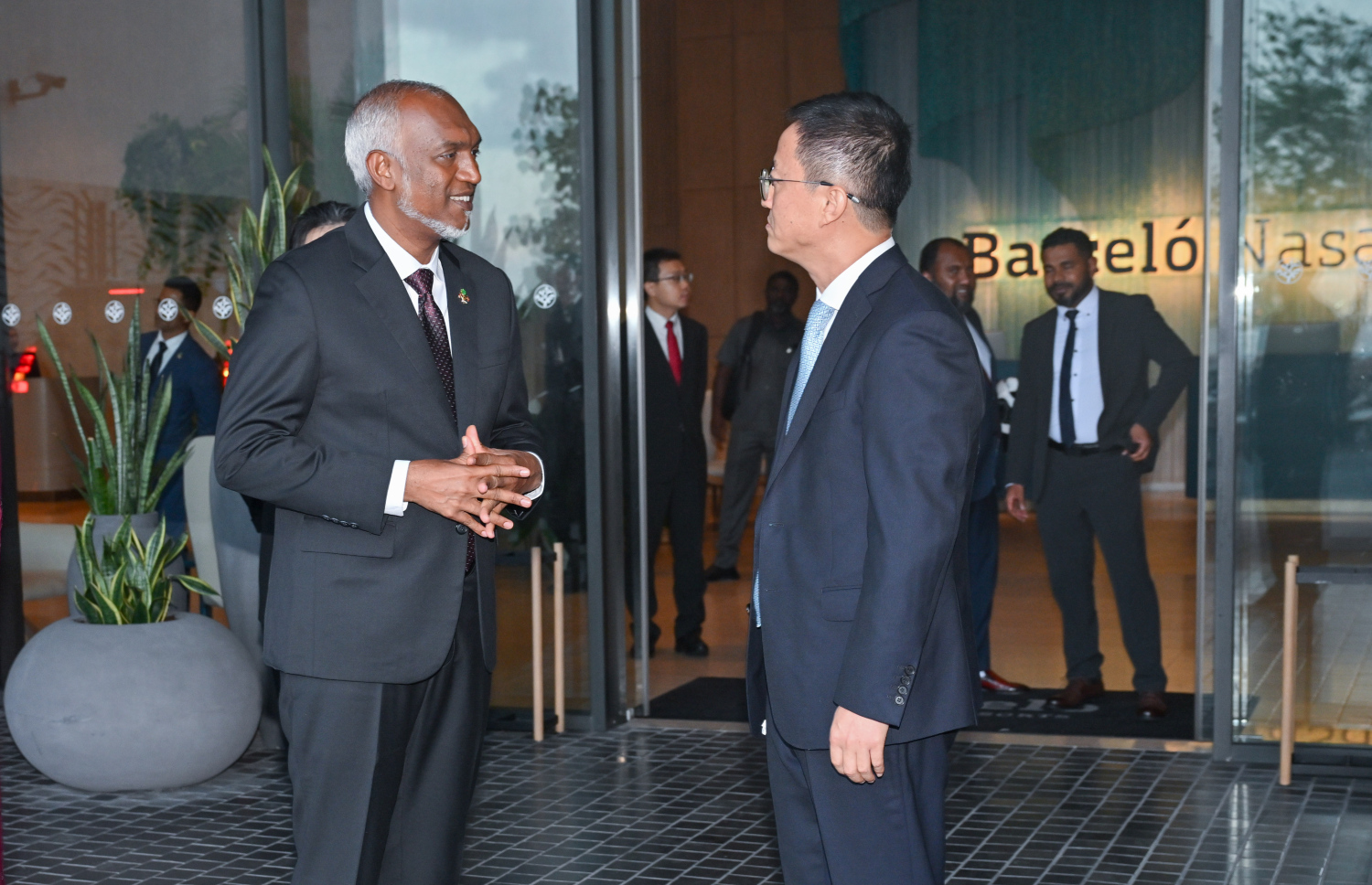 ޗައިނާ ގައުމީ ދުވަސް ފާހަގަކުރަން ބާސެލޯ ނަސަންދުރާގައި ބޭއްވި ރަސްމިއްޔާތަށްފަހު ރައީސް ޑރ. މުހައްމަދު މުއިއްޒު އާއި ޗައިނާ ސަފީރުއާ ދެ ބޭފުޅުން ވާހަކަ ދައްކަވަނީ --- ފޮޓޯ/ރައީސް އޮފީސް