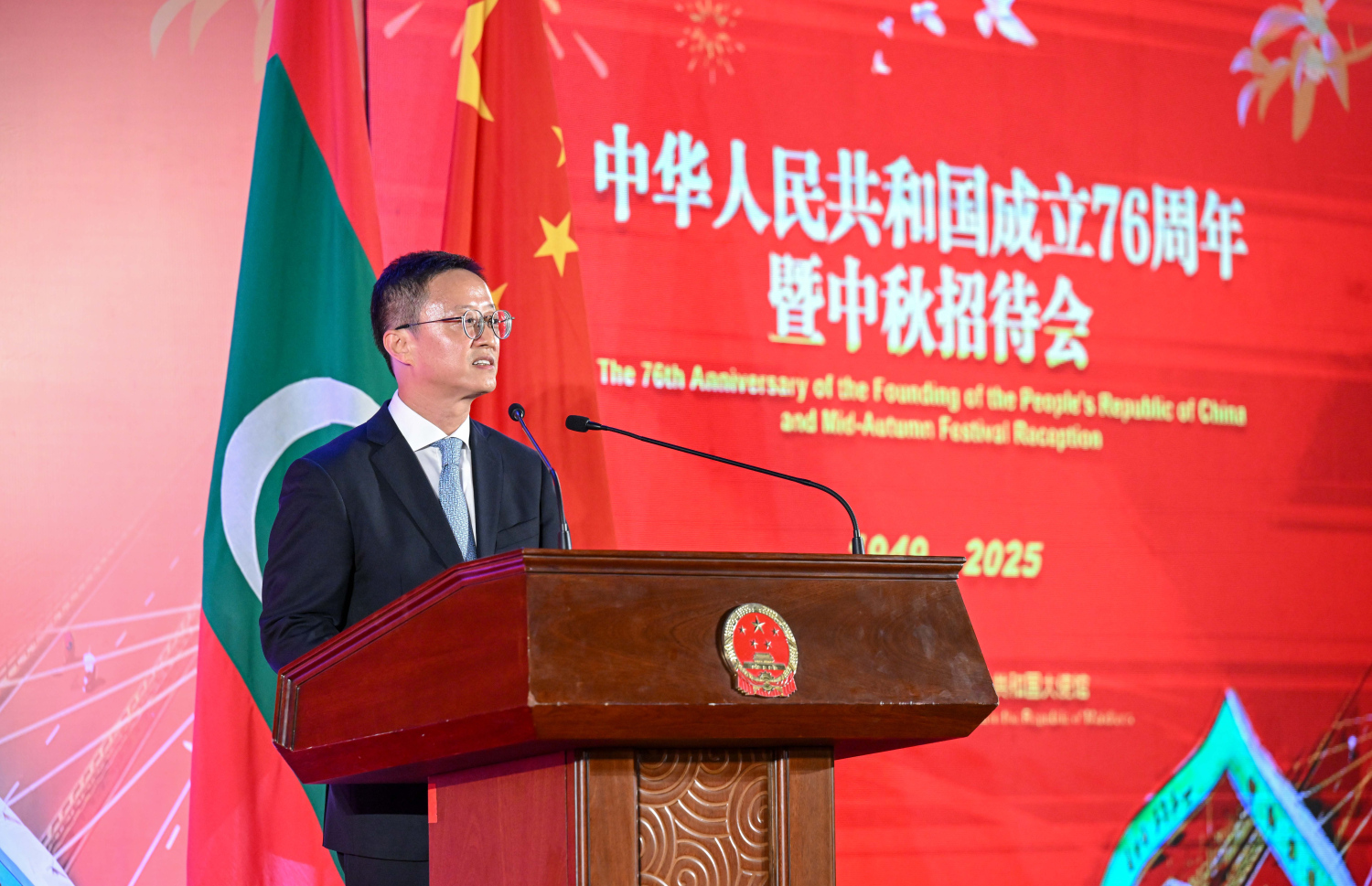 ޗައިނާގެ ގައުމީ ދުވަސް ފާހަގަކުރަން ބޭއްވި ޖަލްސާގައި ޗައިނާ ސަފީރު ކޮންގް ޝިއަންވާ ވާހަކަދައްކަވަނީ -- ފޮޓޯ: ރައީސް އޮފީސް