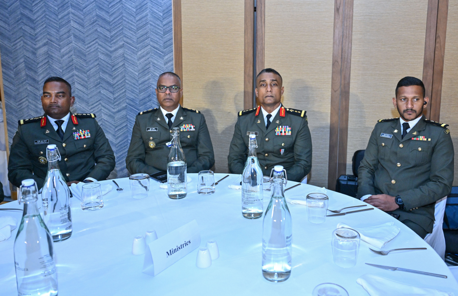 ޗައިނާ ގައުމީ ދުވަސް ފާހަގަކުރަން ބޭއްވި ޖަލްސާގައި ދިވެހި ސިފައިންގެ ބައެއް އޮފިސަރުން ބައިވެރިވަނީ --- ފޮޓޯ/ރައީސް އޮފީސް