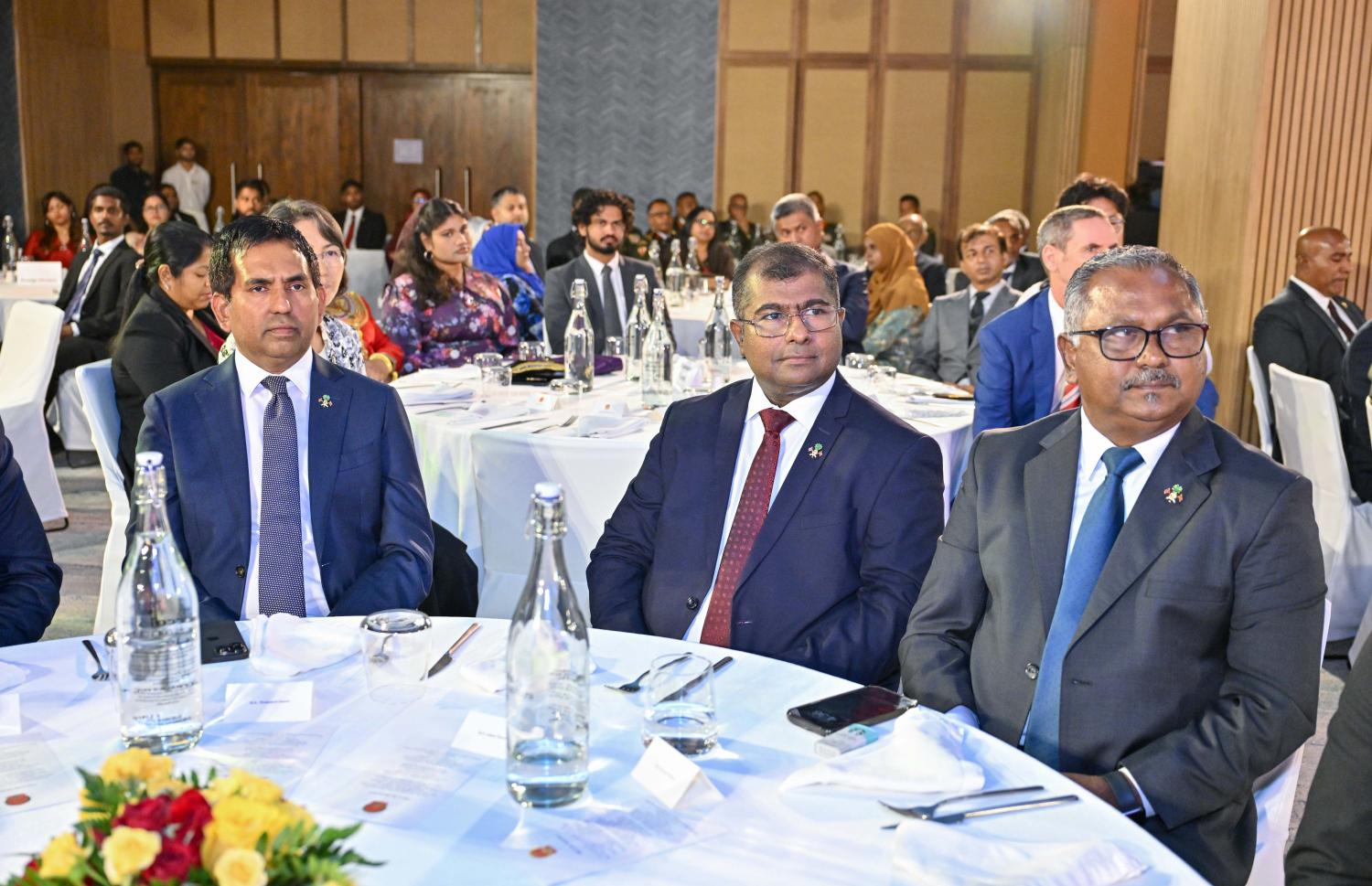 ޗައިނާ ގައުމީ ދުވަސް ފާހަގަކުރަން ބޭއްވި ޖަލްސާގައި ބައެއް މިނިސްޓަރުން ބައިވެރިވެވަޑައިގަންނަވަނީ .- ފޮޓޯ: ރައީސް އޮފީސް