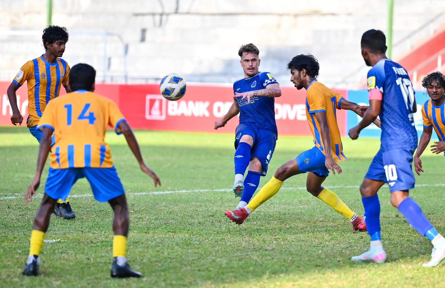 ނިއުގެ ބްރެޒިލް ވިންގާ ޑަ ސިލްވާ މި މެޗުގައި ހަމަލާއެއް ފޮނުވާލަނީ.-- ފޮޓޯ: ފަޔާޒް މޫސާ | މިހާރު