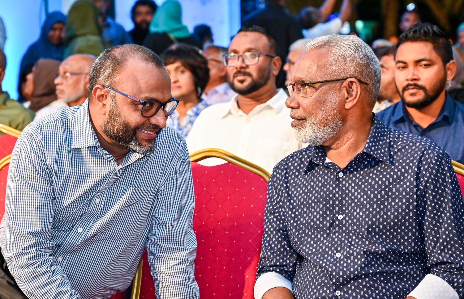 ދުވަސްތަކެއްގެ މެދުކެނޑުމަކަށް ފަހު، ސަރުކާރު ހިންގާ ޕާޓީ ޕީއެންސީން ބޭއްވި ޖަގަހަ ޖަލްސާ މަޖިލިސް ރައީސް އަބްދުއްރަހީމް އަބްދުﷲ އާއި އިސްލާމިކް މިނިސްޓަރު ޑރ. މުހައްމަދު ޝަހީމް އަލީ ސައީދު ބައިވެރިވެ ވަޑައިގަންނަވަނީ --- ފޮޓޯ: ފަޔާޒު މޫސާ | މިހާރު