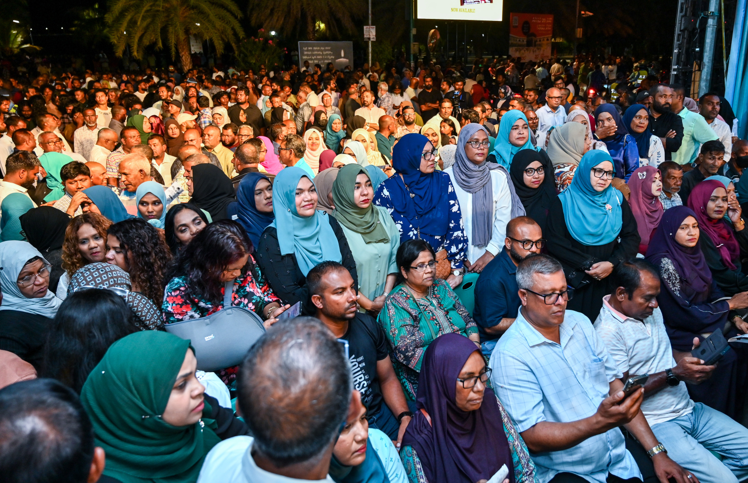 ދުވަސްތަކެއްގެ މެދުކެނޑުމަކަށް ފަހު، ސަރުކާރު ހިންގާ ޕާޓީ ޕީއެންސީން ބޭއްވި ޖަގަހަ ޖަލްސާ އެ ޕާޓީގެ މެމެްބަރުން ބައިވެރިވަނީ -- ފޮޓޯ: ފަޔާޒު މޫސާ | މިހާރު