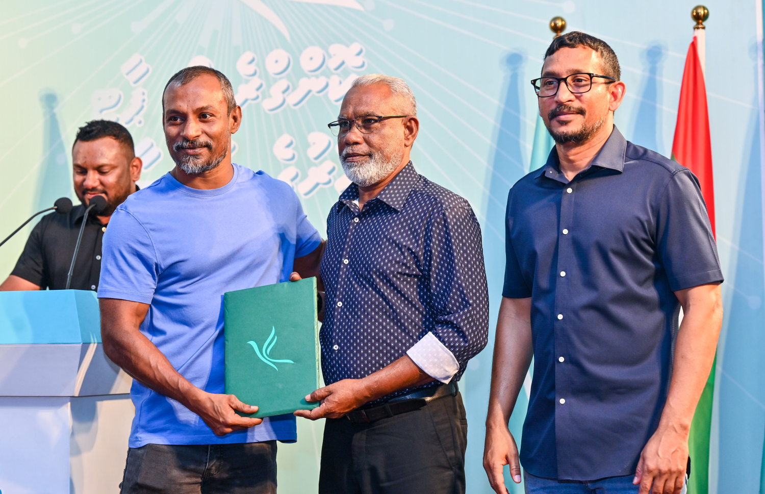 ސަރުކާރު ހިންގާ ޕާޓީ ޕީއެންސީން ބޭއްވި ޖަގަހަ ޖަލްސާގައި އަލަށް އެ ޕާޓީ އާ ގުޅުނު މީހަކު މަޖިލިސް ރައީސް އަބްދުއްރަހީމް އަބްދުﷲ އާ މެމްބަރުކަމުގެ ފޯމް ހަވާލުކުރަނީ -- ފޮޓޯ: ފަޔާޒު މޫސާ | މިހާރު
