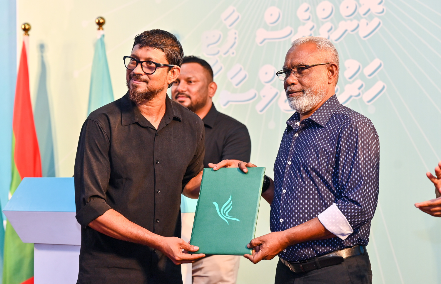 ސަރުކާރު ހިންގާ ޕާޓީ ޕީއެންސީން ބޭއްވި ޖަގަހަ ޖަލްސާގައި އަލަށް އެ ޕާޓީ އާ ގުޅުނު ފިލްމީތަރި ޔޫސުފް ޝަފީއުގެ މެމްބަރުކަމުގެ ފޯމް މަޖިލީހުގެ ރައީސް އަބްދުއްރަހީމް އަބްދުﷲއާ ހަވާލުކުރަނީ -- ފޮޓޯ: ފަޔާޒު މޫސާ | މިހާރު