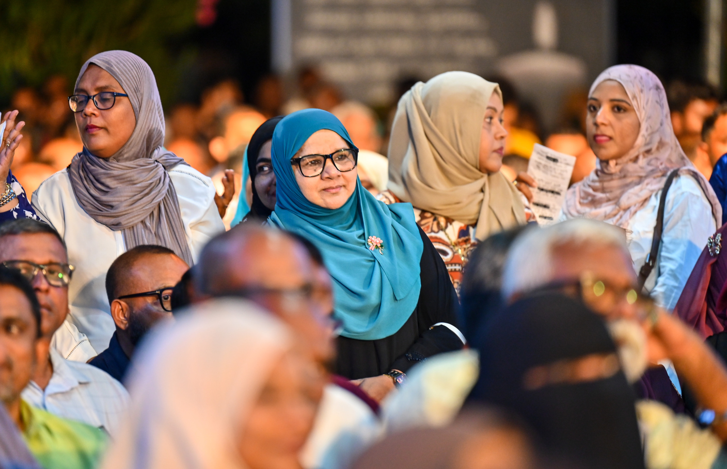 ދުވަސްތަކެއްގެ މެދުކެނޑުމަކަށް ފަހު، ސަރުކާރު ހިންގާ ޕާޓީ ޕީއެންސީން ބޭއްވި ޖަގަހަ ޖަލްސާ އެ ޕާޓީގެ މެމެްބަރުން ބައިވެރިވަނީ -- ފޮޓޯ: ފަޔާޒު މޫސާ | މިހާރު