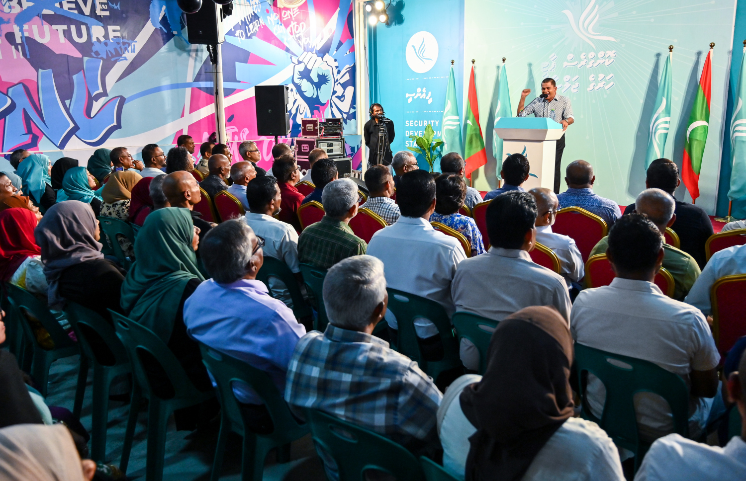 ދުވަސްތަކެއްގެ މެދުކެނޑުމަކަށް ފަހު، ސަރުކާރު ހިންގާ ޕާޓީ ޕީއެންސީން ބޭއްވި ޖަގަހަ ޖަލްސާ ހުޅުދޫ ދާއިރާ މަޖިލިސް މެމްބަރު މުހައްމަދު ޝާހިދު ވާހަކަދައްކަނީ -- ފޮޓޯ: ފަޔާޒު މޫސާ | މިހާރު