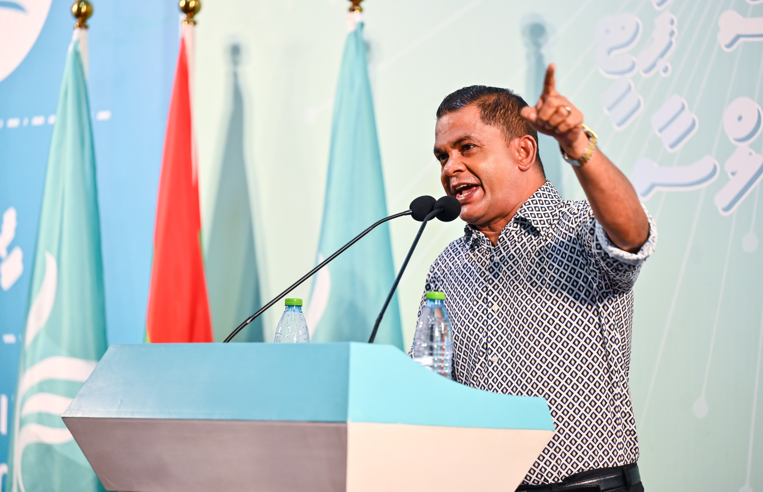 ދުވަސްތަކެއްގެ މެދުކެނޑުމަކަށް ފަހު، ސަރުކާރު ހިންގާ ޕާޓީ ޕީއެންސީން ބޭއްވި ޖަގަހަ ޖަލްސާ ހުޅުދޫ ދާއިރާ މަޖިލިސް މެމްބަރު މުހައްމަދު ޝާހިދު ވާހަކަ ދައްކަވަނީ -- ފޮޓޯ: ފަޔާޒު މޫސާ | މިހާރު