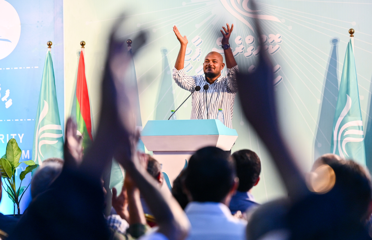 ޕީއެންސީން ބޭއްވި ޖަގަހަ ޖަލްސާގައި ބާރަށު ދާއިރާ މަޖިލިސް މެމްބަރު އިބްރާހިމް ޝުޖާއު ވާހަކަ ދައްކަވަނީ -- ފޮޓޯ: ފަޔާޒު މޫސާ | މިހާރު