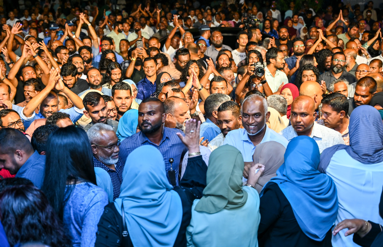 ސަރުކާރު ހިންގާ ޕާޓީ ޕީއެންސީން ބޭއްވި ޖަލްސާ އަށް ރައީސް މުއިއްޒު ވަޑައިގަތުމުން އެ މަނިކުފާނުގެ ސަޕޯޓަރުން މަރުހަބާ ދަންނަވަނީ .---ފޮޓޯ: ފަޔާޒު މޫސާ | މިހާރު