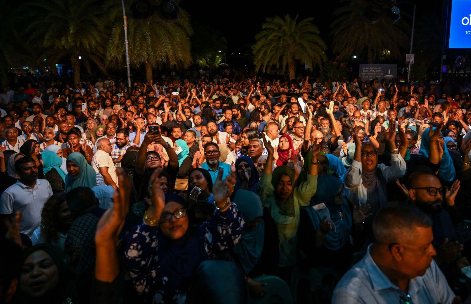 ދުވަސްތަކެއްގެ މެދުކެނޑުމަކަށް ފަހު، ސަރުކާރު ހިންގާ ޕާޓީ ޕީއެންސީން ބޭއްވި ޖަގަހަ ޖަލްސާ އެ ޕާޓީގެ މެމެްބަރުން ބައިވެރިވަނީ -- ފޮޓޯ: ފަޔާޒު މޫސާ | މިހާރު