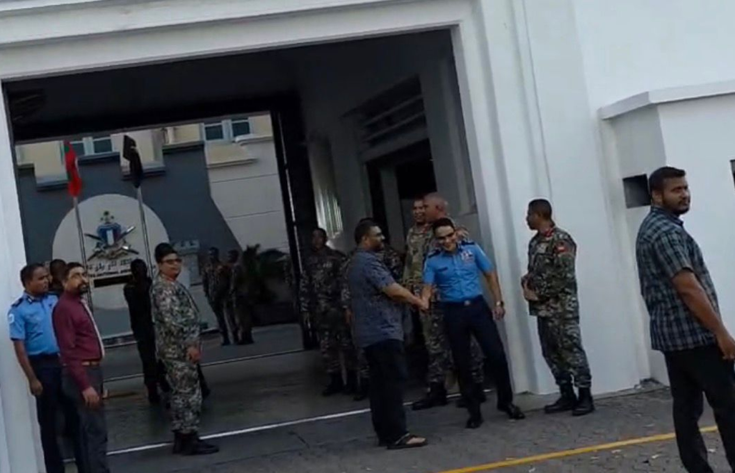 ސިފައިންނާއި ފުލުހުންގެ އިސްވެރިންގެ ބައްދަލުވުމަށް ފަހު، ޑިފެންސް މިނިސްޓަރު ޣައްސާން ސިފައިންގެ މައި މަރުކަޒުން މިއަދު ހަވީރު ނުކުމެވަޑައިގެން ފުލުހުންގެ އިސް އޮފިސަރަކާ ސަލާން ކުރައްވަނީ.