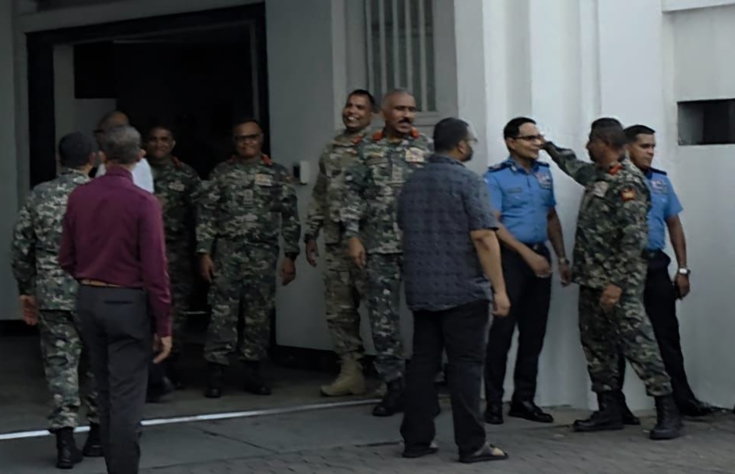 ސިފައިންނާއި ފުލުހުންގެ އިސްވެރިންގެ ބައްދަލުވުމަށް ފަހު، ޑިފެންސް މިނިސްޓަރު ޣައްސާނާއި ސިފައިންނާއި ފުލުހުންގެ ބައެއް އިސްވެރިން މިއަދު ހަވީރު ސިފައިންގެ މައި ގޭޓް ކައިރީގައި.