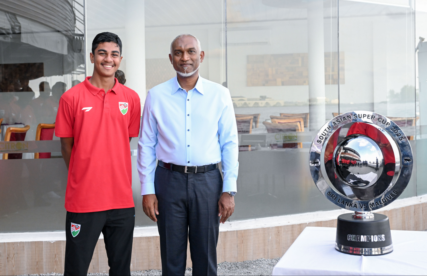 ދިވެހި ގައުމީ ފުޓުބޯޅަ ޓީމަށް ކުޅުނު އެންމެ ހަގު ކުޅުންތެރިޔާ އުމުރުން 16 އަހަރުގެ އިލާން، ރައީސް މުއިއްޒާ އެކު ފޮޓޯއެެއް ނަގަނީ.--- ފޮޓޯ: ރައީސް އޮފީސް