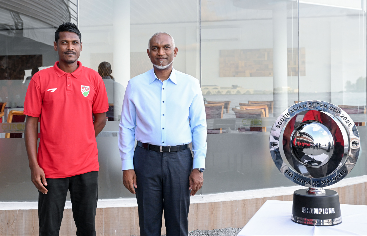 ގައުމީ ފުޓުބޯޅަ ޓީމާ އެކު، ސިޓްރޯން ރެސްޓޯރަންޓްގައި ބޭއްވި ސައިފޮދުގައި ރައީސް މުއިއްޒާއި އެ ޓީމުގެ ކީޕަރު މުހައްމަދު ފައިސަލް ފޮޓޯއަކަށް ތައްޔާރުވެގެން.--- ފޮޓޯ: ރައީސް އޮފީސް