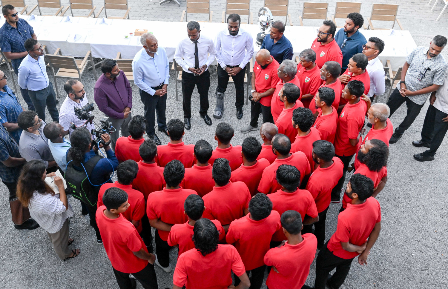 ރައީސް މުއިއްޒު ދިވެހި ގައުމީ ފުޓުބޯޅަ ޓީމުގެ ކުޅުންތެރިންނާއި އޮފިޝަލުންނާ އިއްޔެ ވާހަކަފުޅު ދައްކަވަނީ.---ފޮޓޯ: ރައީސް އޮފީސް