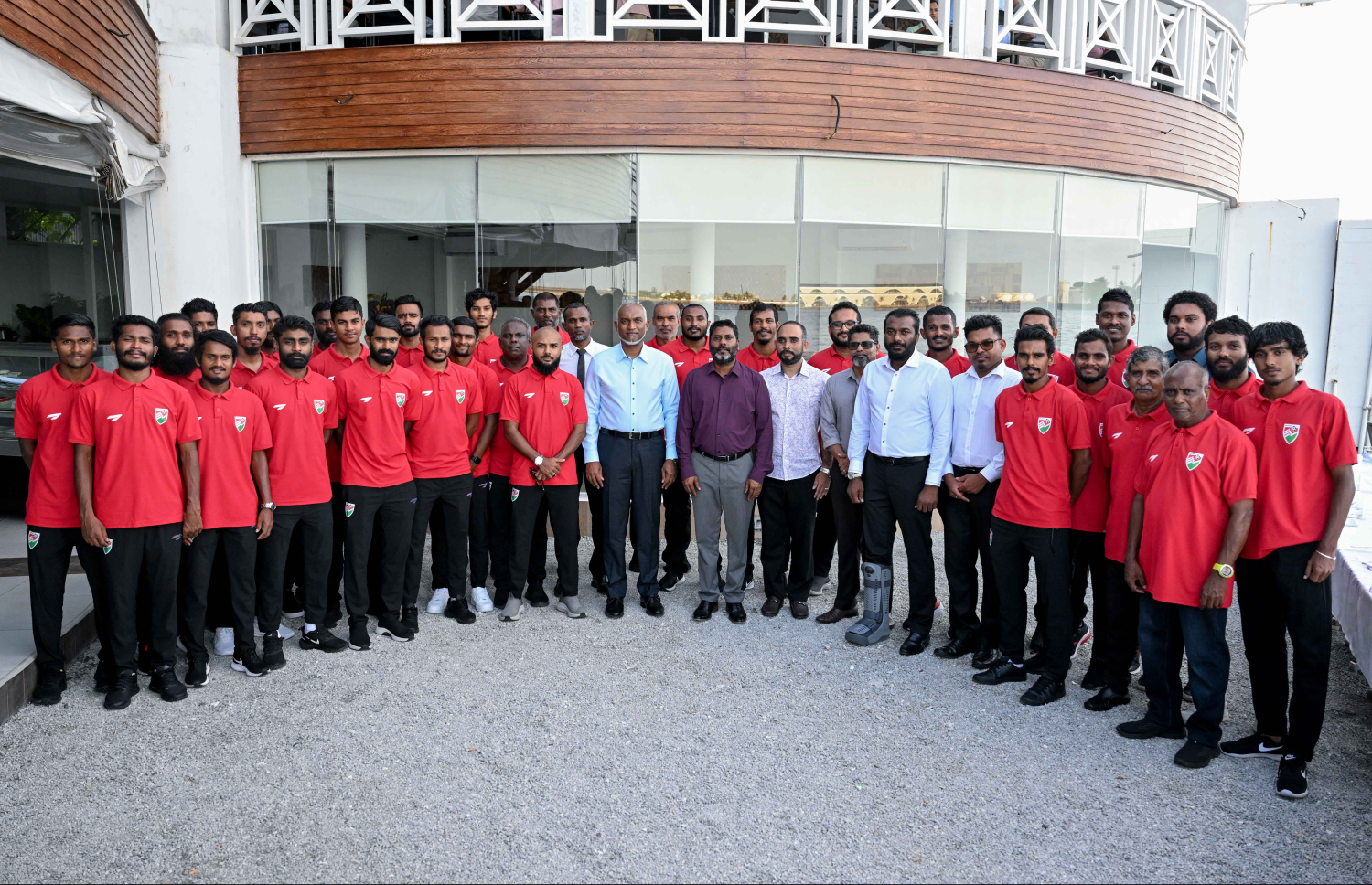 ރައީސް މުއިއްޒު ދިވެހި ގައުމީ ފުޓުބޯޅަ ޓީމުގެ ކުޅުންތެރިންނާއި އޮފިޝަލުންނާ އެކު އިއްޔެ ފޮޓޯފުޅެއް ނަންގަވަނީ.---ފޮޓޯ: ރައީސް އޮފީސް