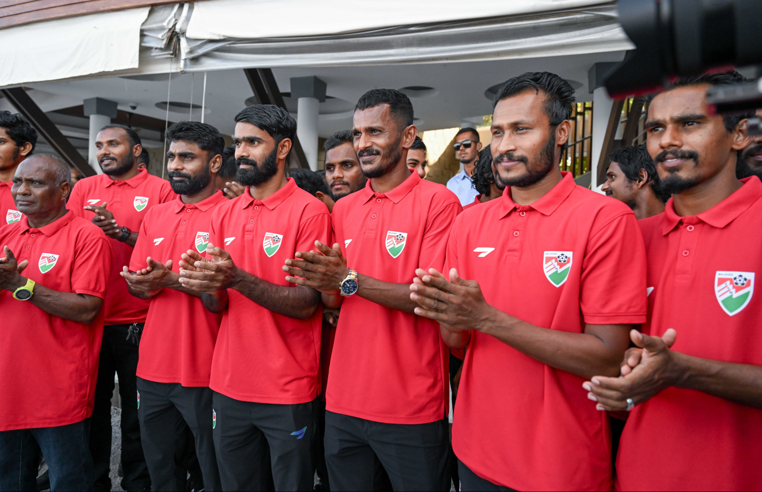 ރައީސް މުއިއްޒު ގައުމީ ފުޓުބޯޅަ ޓީމުގެ ކުޅުންތެރިންނާ އެކު ބޭއްވެވި ސައިފޮދަށް ދިޔަ ބައެއް ކުޅުންތެރިން---ފޮޓޯ: ރައީސް އޮފީސް