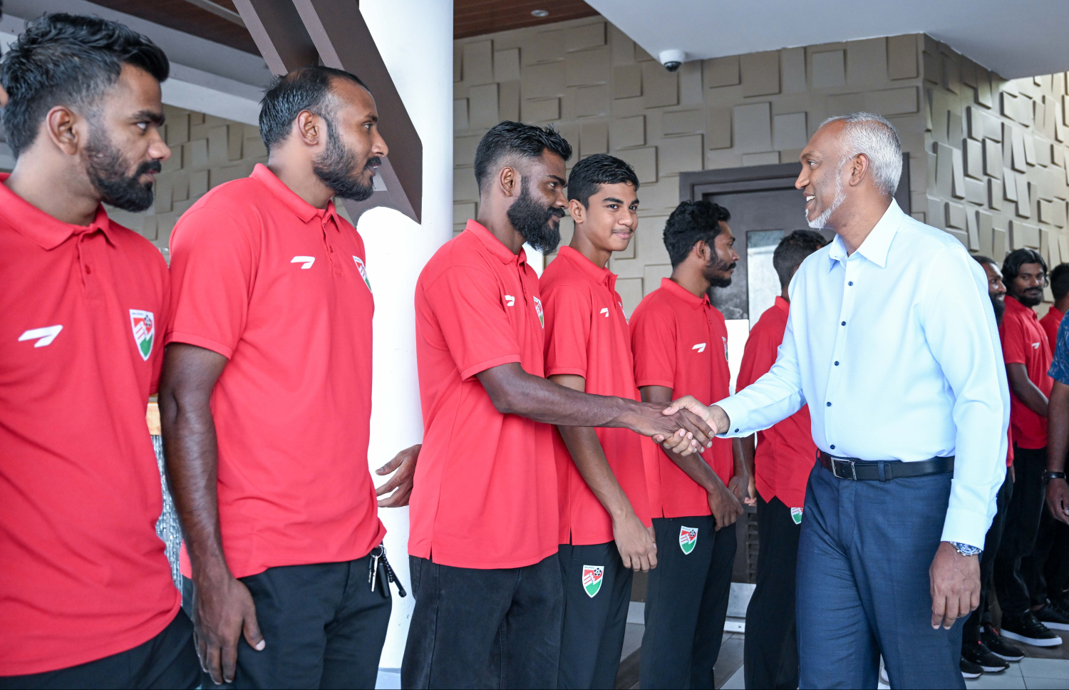 ރާއްޖޭގެ ގައުމީ ފުޓުބޯޅަ ޓީމާ އެކު ބޭއްވި ހާއްސަ ސައިފޮދަކަށް ރައީސް މުއިއްޒު ސިޓްރޯން ރެސްޓޯރަންޓަށް ވަޑައިގެން އެ ޓީމުގެ ކުޅުންތެރިންނާ ސަލާން ކުރައްވަނީ.--- ފޮޓޯ: ރައީސް އޮފީސް