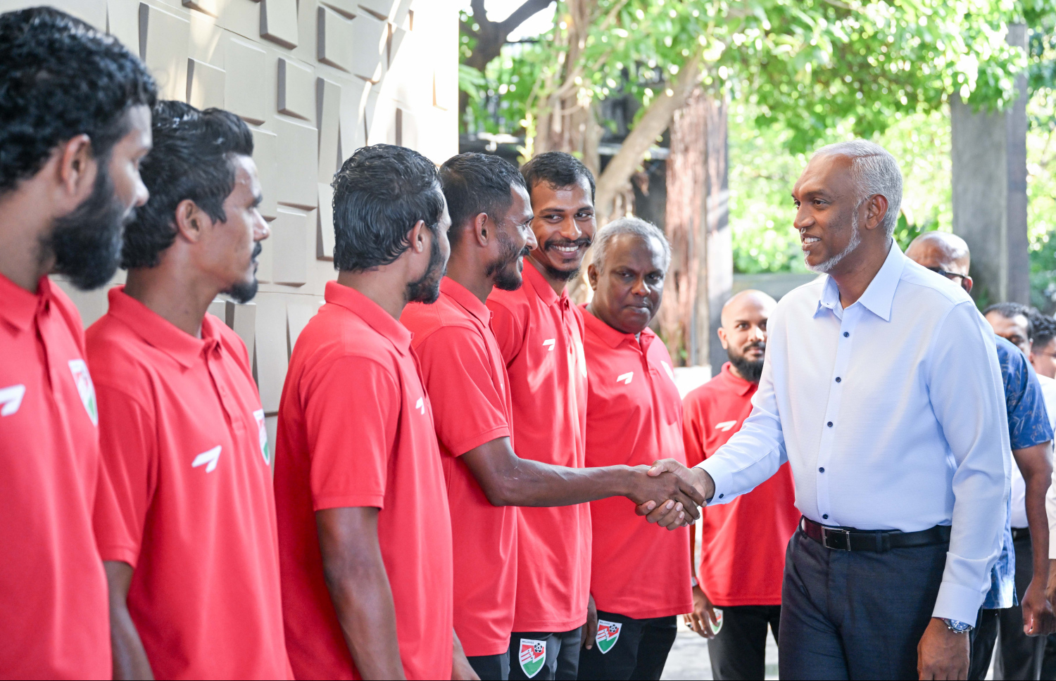 ރާއްޖޭގެ ގައުމީ ފުޓުބޯޅަ ޓީމާ އެކު ބޭއްވި ހާއްސަ ސައިފޮދަކަށް ރައީސް މުއިއްޒު ސިޓްރޯން ރެސްޓޯރަންޓަށް ވަޑައިގެން އެ ޓީމުގެ ކުޅުންތެރިންނާ ސަލާން ކުރައްވަނީ.--- ފޮޓޯ: ރައީސް އޮފީސް